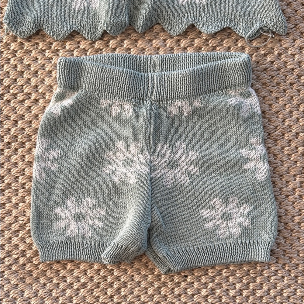 Zara Green and White Flower Daisy Matching Set with Snowflake Pattern 3T - Picture 3 of 6